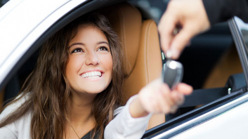 Frau-Autoschluessel-72513573-AS-Minerva-Studio