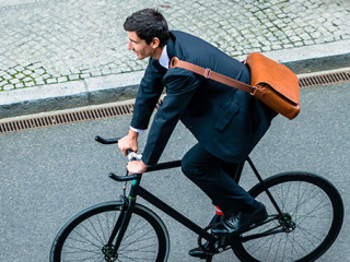 Anzugtraeger-auf-Fahrrad-140397611-AS-Kzenon