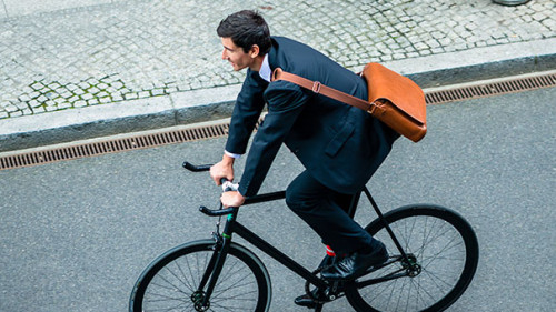 Anzugtraeger-auf-Fahrrad-140397611-AS-Kzenon