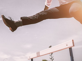 Anzugtraeger-Huerde-288864079-AS-vectorfusionart