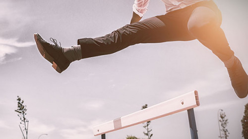 Anzugtraeger-Huerde-288864079-AS-vectorfusionart