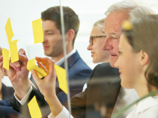 Mitarbeiter-Postits-97268787-AS-Robert-Kneschke