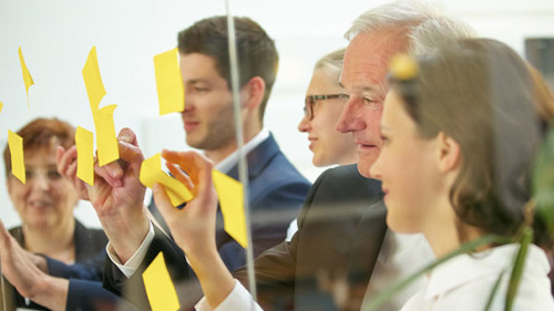 Mitarbeiter-Postits-97268787-AS-Robert-Kneschke