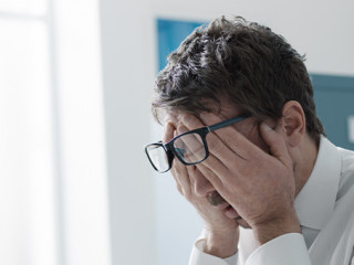 Anzugtraeger-verzweifelt-196486568-AS-StockPhotoPro