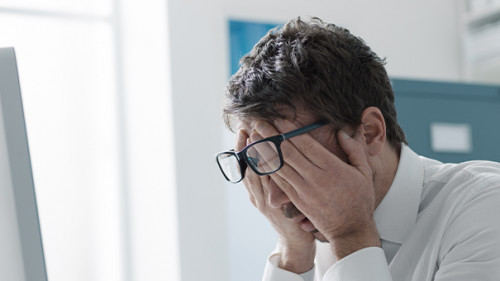 Anzugtraeger-verzweifelt-196486568-AS-StockPhotoPro