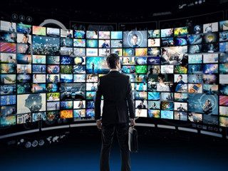 Anzugtraeger-digitale-Bilderwand-216468133-AS-metamorworks