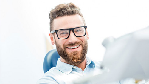 Mann-Arztpraxis-Laecheln-141987399-AS-rh2010