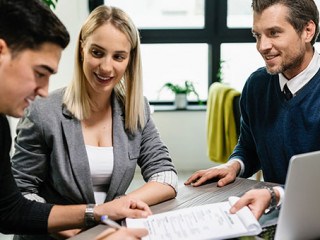 Paar-Berater-Unterschrift-274263268-AS-Drazen