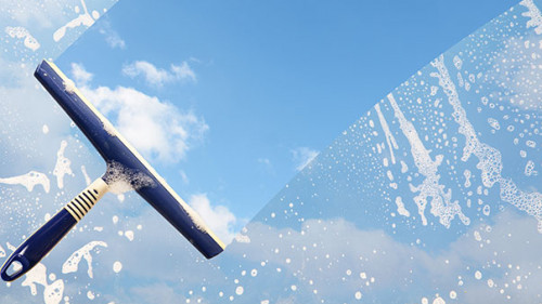 Fenster-Scheibenwischer-188731926-AS-Maren-Winter