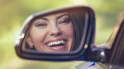 Frau-Seitenspiegel-Laecheln-143567733-AS-pathdoc