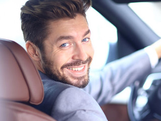 Fahrer-Laecheln-131115467-AS-ASDF