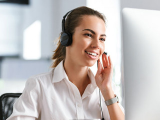 Frau-Callcenter-234252540-AS-Drobot-Dean