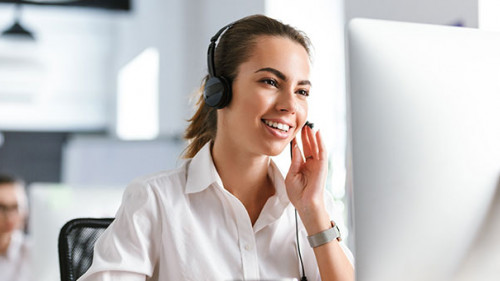 Frau-Callcenter-234252540-AS-Drobot-Dean