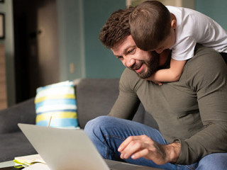 Vater-Sohn-Laptop-338055166-AS-luckyguy123