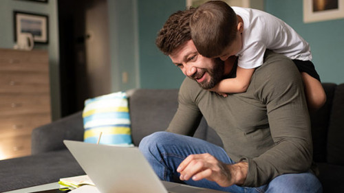 Vater-Sohn-Laptop-338055166-AS-luckyguy123