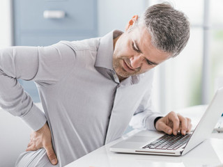 Mann-Rueckenschmerzen-168588442-AS-StockPhotoPro