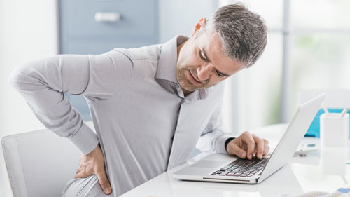 Mann-Rueckenschmerzen-168588442-AS-StockPhotoPro