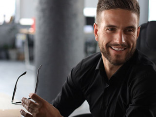 Mann-Laptop-Laecheln-345273481-AS-ty