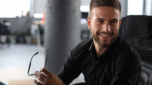 Mann-Laptop-Laecheln-345273481-AS-ty