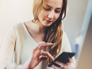 Frau-Smartphone-Laptop-139726795-AS-iana-kolesnikova