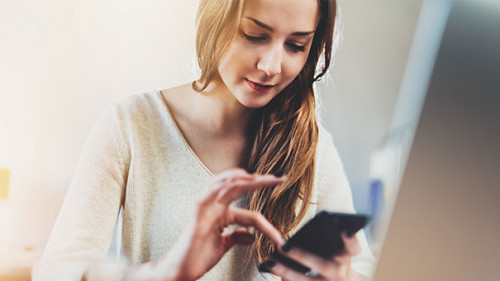 Frau-Smartphone-Laptop-139726795-AS-iana-kolesnikova