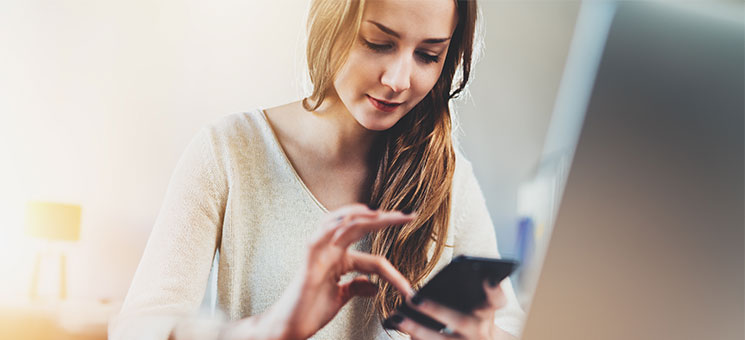 Frau-Smartphone-Laptop-139726795-AS-iana-kolesnikova