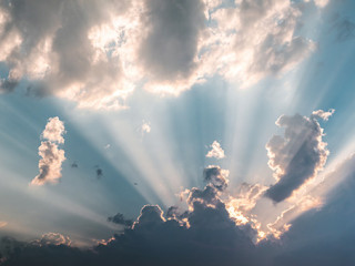 Wolken-Sonnenstrahlen-277251986-AS-neko-Aldaz