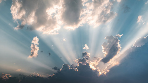 Wolken-Sonnenstrahlen-277251986-AS-neko-Aldaz