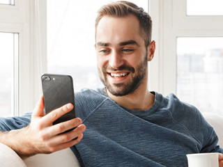 Mann-Smartphone-Laecheln-252801807-AS-Drobot-Dean