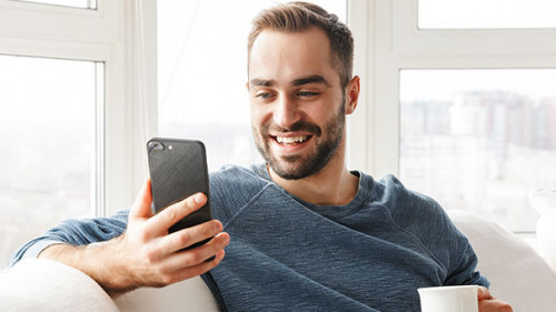 Mann-Smartphone-Laecheln-252801807-AS-Drobot-Dean