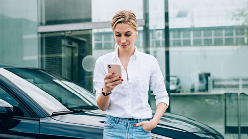 Frau-Smartpohne-Auto-363213926-AS-BullRun