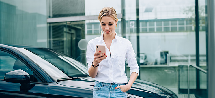 Frau-Smartpohne-Auto-363213926-AS-BullRun