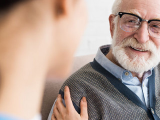 Senior-Pflegekraft-272844949-AS-LIGHTFIELD-STUDIOS