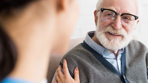 Senior-Pflegekraft-272844949-AS-LIGHTFIELD-STUDIOS