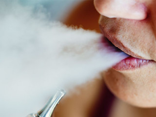 Frau-E-Zigarette-297251055-AS-NDABCREATIVITY