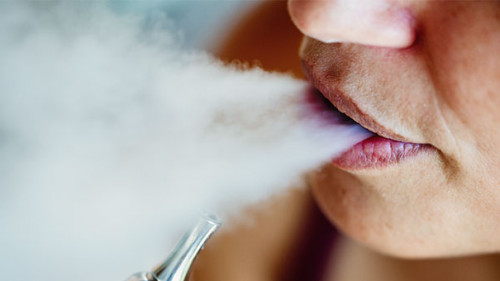 Frau-E-Zigarette-297251055-AS-NDABCREATIVITY