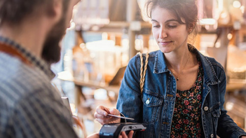 Frau-zahlt-mit-Karte-269537016-AS-jackfrog