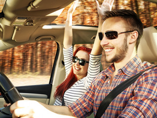 Paar-Auto-Herbst-172359422-AS-magdal3na