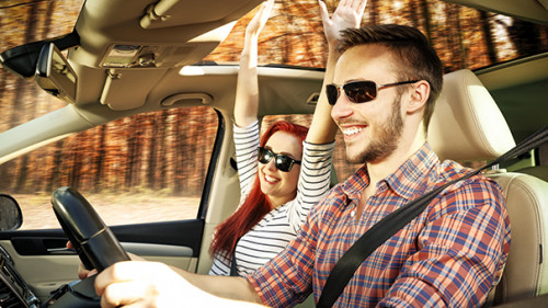 Paar-Auto-Herbst-172359422-AS-magdal3na