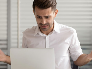 Anzugtraeger-genervt-Laptop-323279521-AS-fizkes