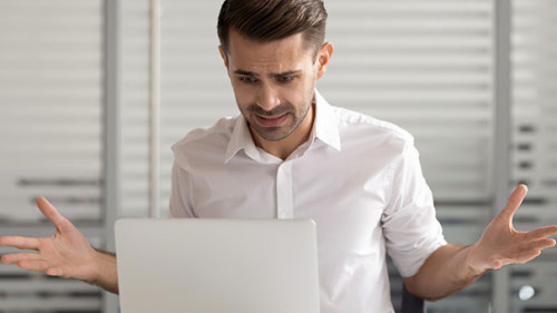 Anzugtraeger-genervt-Laptop-323279521-AS-fizkes