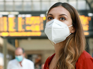 Frau-Maske-Flughafen-358536471-AS-zigres