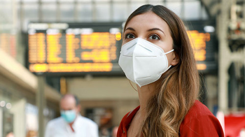 Frau-Maske-Flughafen-358536471-AS-zigres