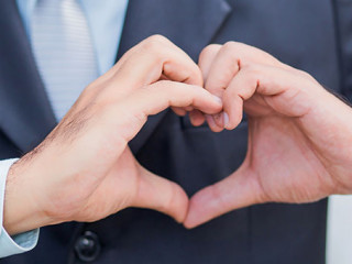 Anzugtraeger-Herz-Geste-224499277-AS-PRASERT