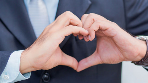 Anzugtraeger-Herz-Geste-224499277-AS-PRASERT