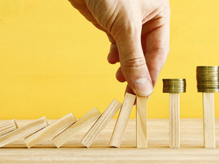 Hand-Dominos-Muenzstapel-215599630-AS-tomertu