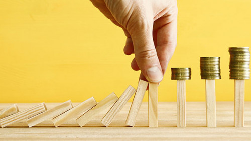 Hand-Dominos-Muenzstapel-215599630-AS-tomertu