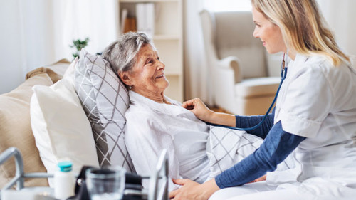 Seniorin-Pflegekraft-245958208-AS-Halfpoint