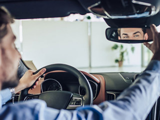 Mann-justiert-Rueckspiegel-220520046-AS-Afshar-Tetyana