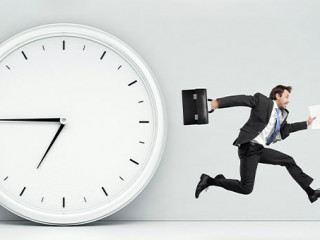 Uhr-rennender-Anzugtraeger-56806279-AS-SFIO-CRACHO